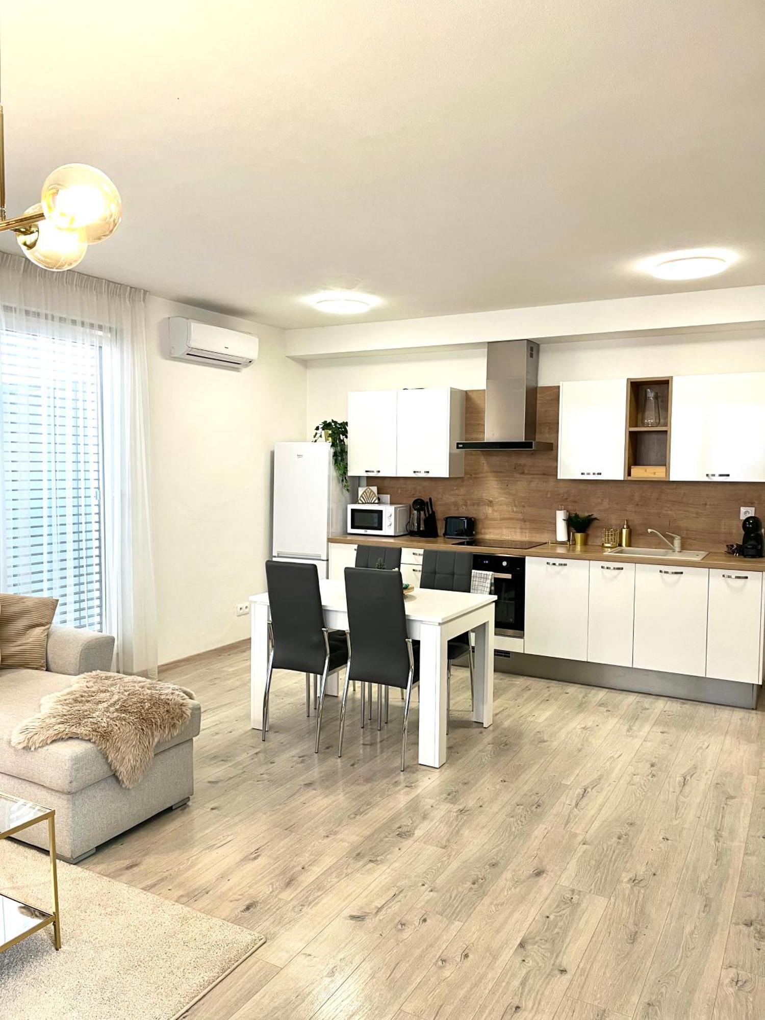The Elite Suite II Downtown Ac & Garage Parking Bratislava Eksteriør bilde
